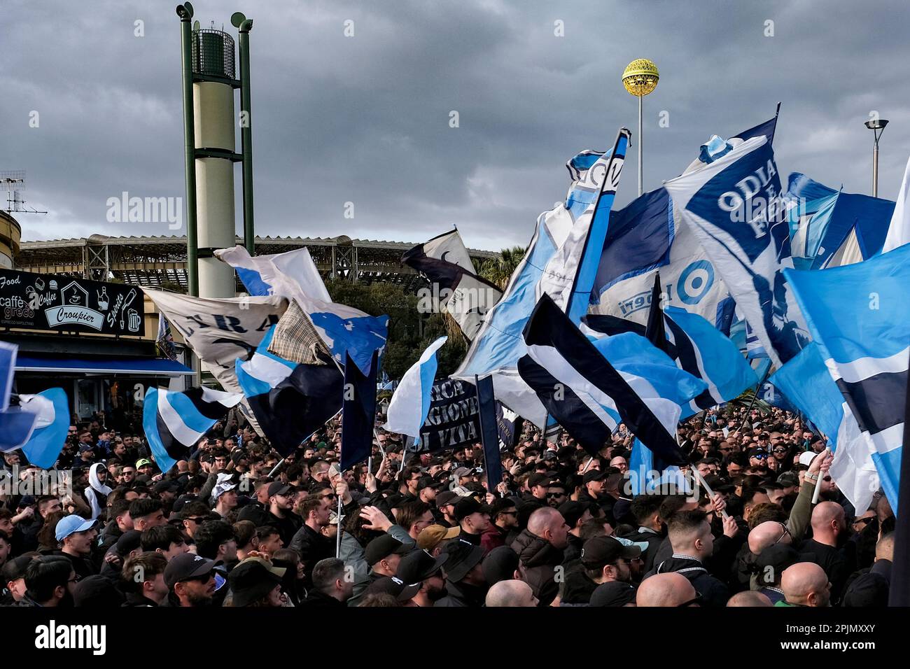 Napoli Ultras fuori dallo stadio con bandiere e bombe fumé oltre la Serie Una partita di calcio tra SSC Napoli e AC Milan. Foto Stock
