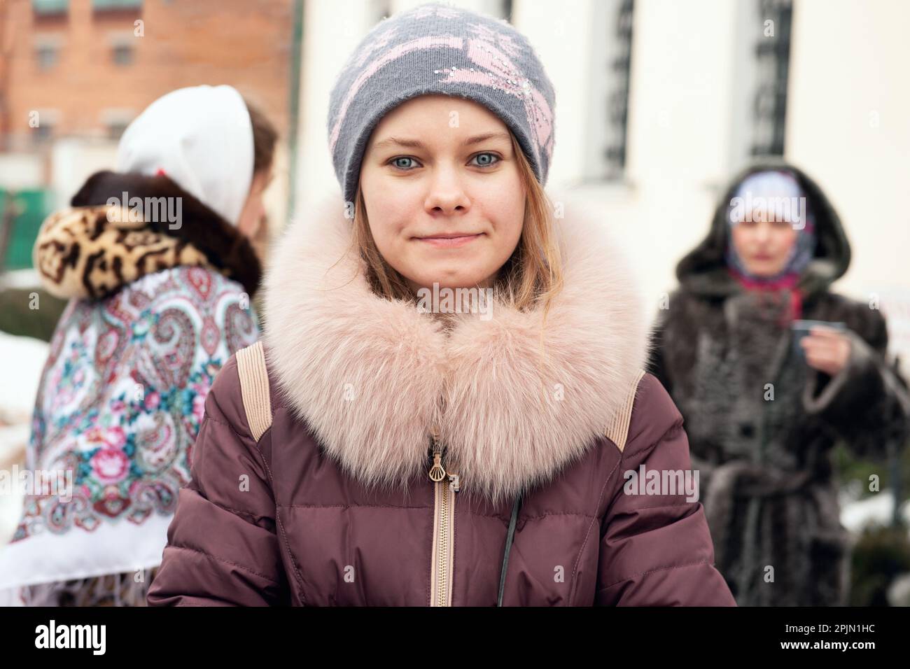 bella giovane donna in un cappello a maglia e fuori in inverno. La bellezza  russa sorride e guarda la fotocamera. Febbraio 22, 2015. Kolomna, Mosca re  Foto stock - Alamy