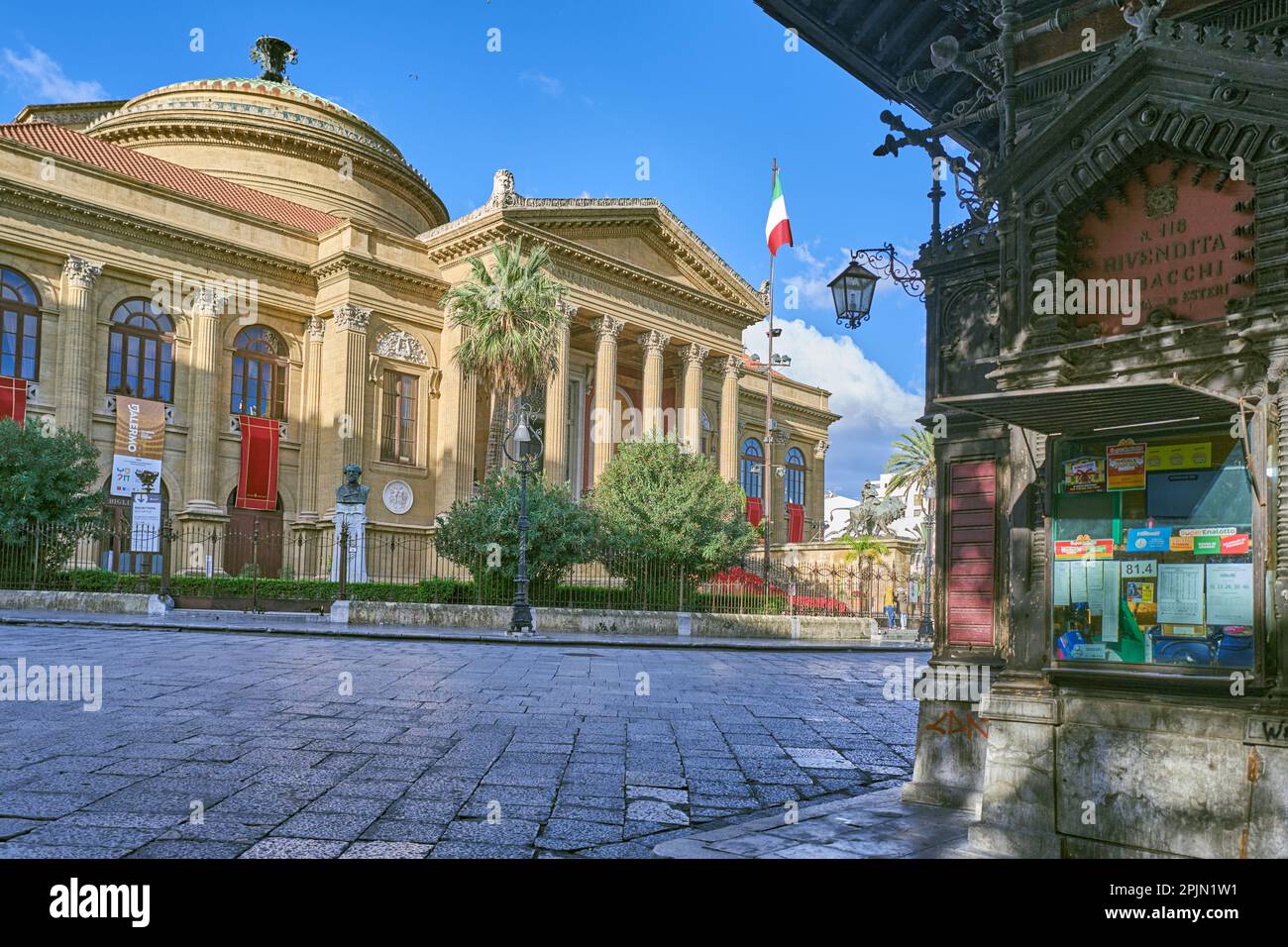 Palermo, Italia - 26 dicembre 2018: Vista sul Teatro massimo con un antico chiosco per la vendita del tabacco, sulla destra Foto Stock