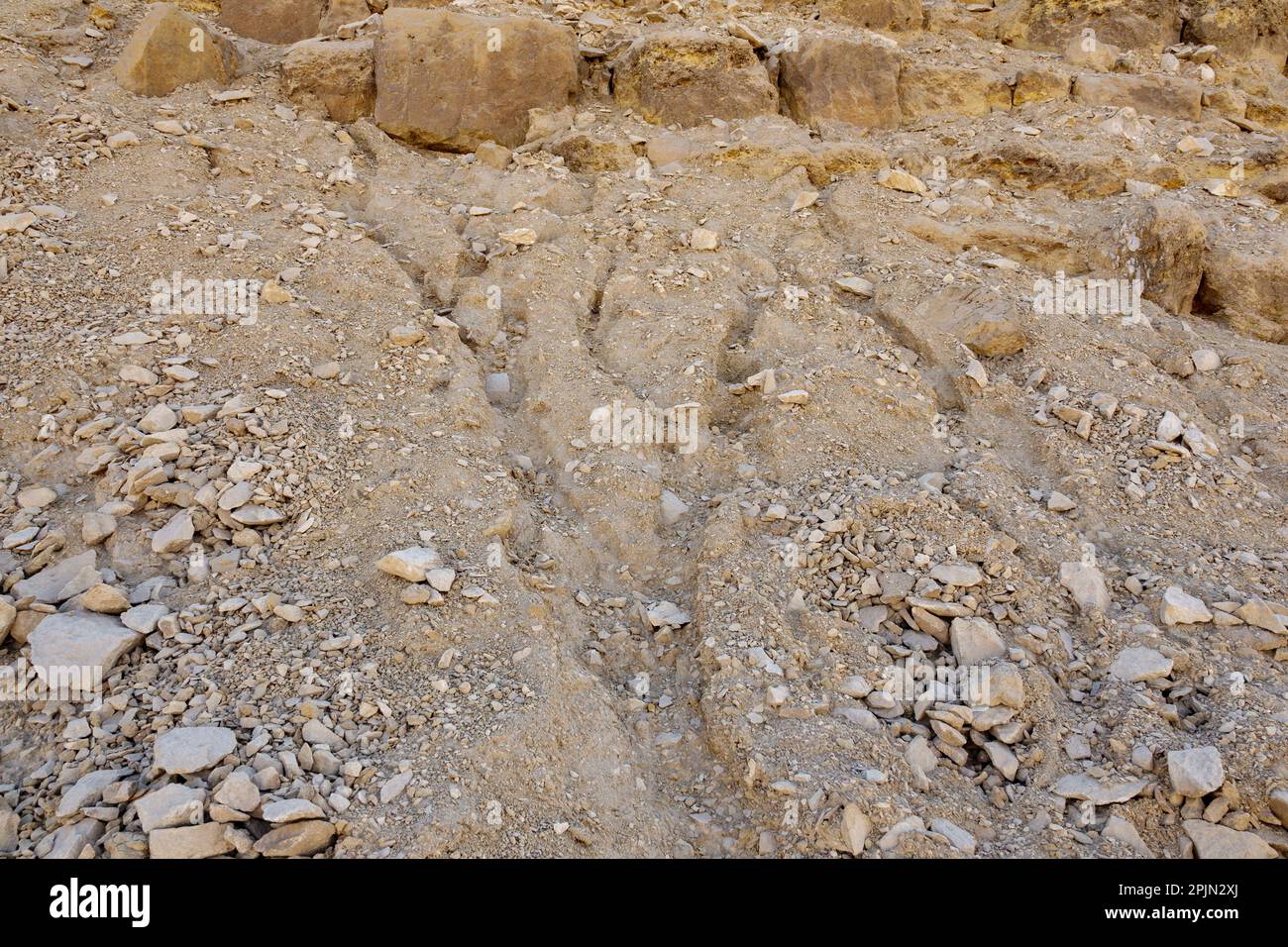 Base della piramide rossa Dahshur che mostra l'erosione dell'acqua Foto Stock