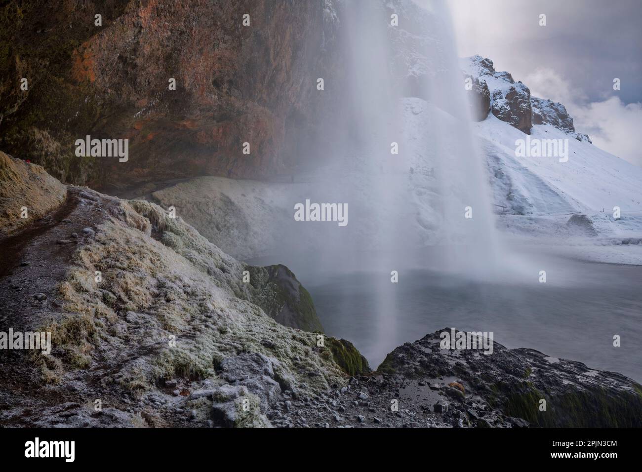 Vista di Seljalandsfoss dall'interno della cascata in una bella giornata invernale, l'Islanda. Foto Stock