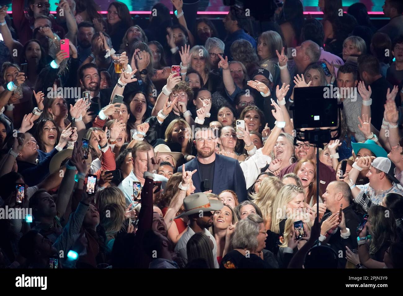 TRAVIS KELCE, giocatore professionista di calcio e show host, è presente nella folla ai Country Music Television (CMT) Music Awards 2023 che si sono tenuti per la prima volta ad Austin, Texas, il 2 aprile 2023 presso il Moody Center, prima che una folla si sia esaurita. Credit: Bob Daemmrich/Alamy Live News Foto Stock