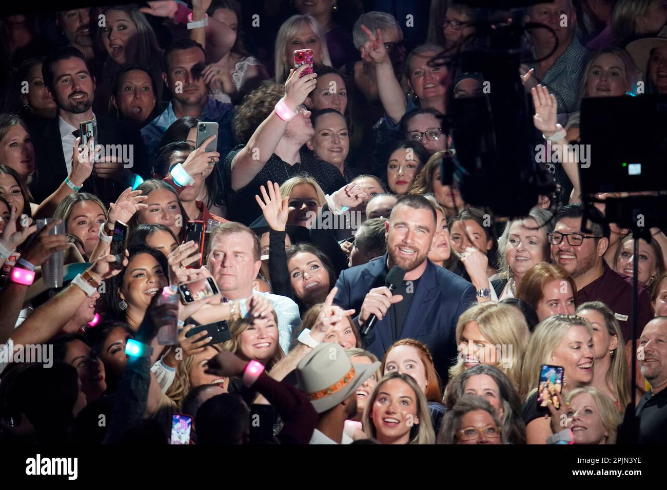 TRAVIS KELCE, giocatore professionista di calcio e show host, è presente nella folla ai Country Music Television (CMT) Music Awards 2023 che si sono tenuti per la prima volta ad Austin, Texas, il 2 aprile 2023 presso il Moody Center, prima che una folla si sia esaurita. Credit: Bob Daemmrich/Alamy Live News Foto Stock