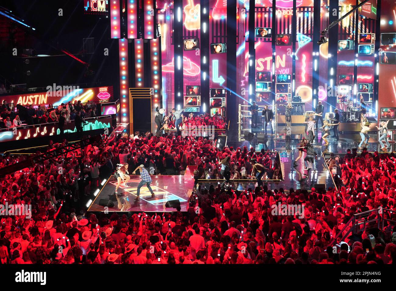 Visione generale del set al Country Music Television (CMT) Music Awards 2023 tenutosi per la prima volta ad Austin, Texas, il 2 aprile 2023 presso il Moody Center, prima che una folla si sia esaurita. Credit: Bob Daemmrich/Alamy Live News Foto Stock Visione generale del set al Country Music Television (CMT) Music Awards 2023 tenutosi per la prima volta ad Austin, Texas, il 2 aprile 2023 presso il Moody Center, prima che una folla si sia esaurita. Credit: Bob Daemmrich/Alamy Live News Foto Stock