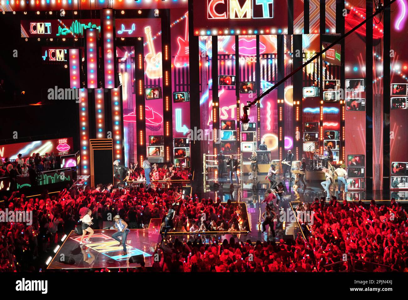 Visione generale del set al Country Music Television (CMT) Music Awards 2023 tenutosi per la prima volta ad Austin, Texas, il 2 aprile 2023 presso il Moody Center, prima che una folla si sia esaurita. Credit: Bob Daemmrich/Alamy Live News Foto Stock Visione generale del set al Country Music Television (CMT) Music Awards 2023 tenutosi per la prima volta ad Austin, Texas, il 2 aprile 2023 presso il Moody Center, prima che una folla si sia esaurita. Credit: Bob Daemmrich/Alamy Live News Foto Stock