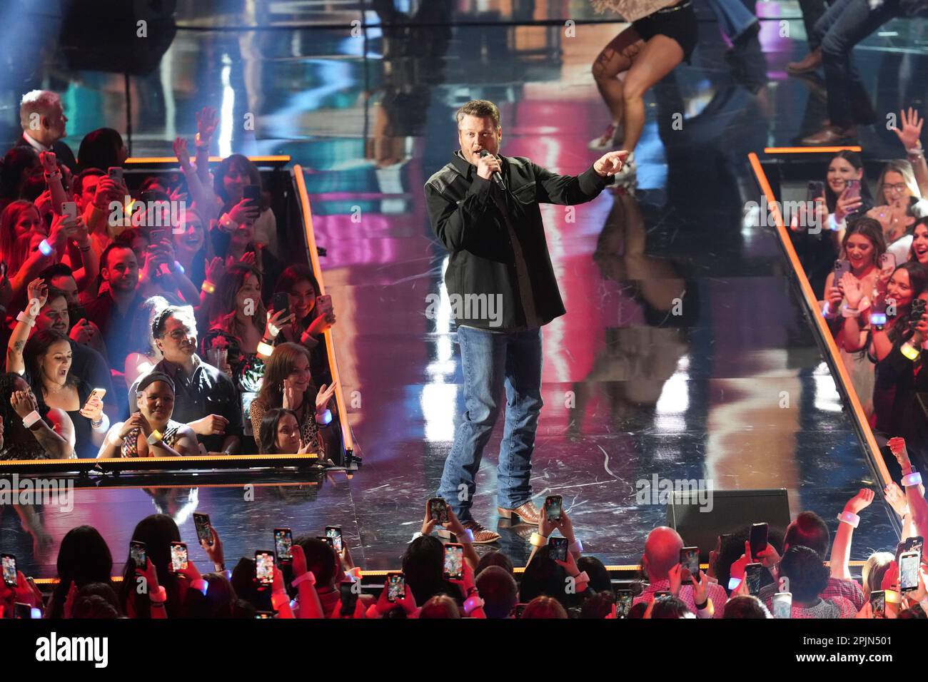 Il cantante BLAKE SHELTON suona sul palco ai Country Music Television (CMT) Music Awards 2023 che si sono tenuti per la prima volta ad Austin, Texas, il 2 aprile 2023 al Moody Center, prima che una folla si sia esaurita. Credit: Bob Daemmrich/Alamy Live News Foto Stock