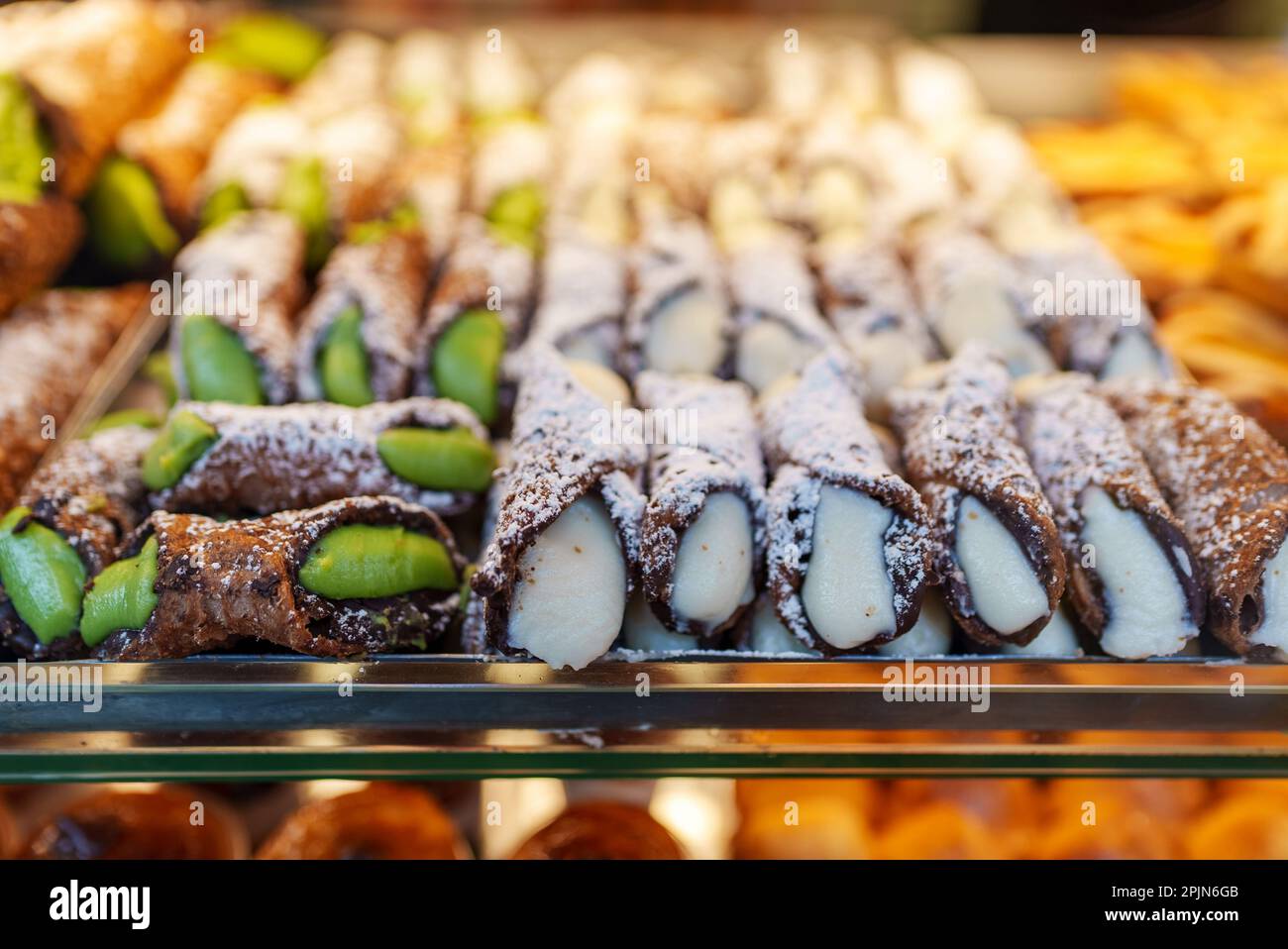 Tradizionali dolci di cannoli italiani ripieni di crema. Foto Stock