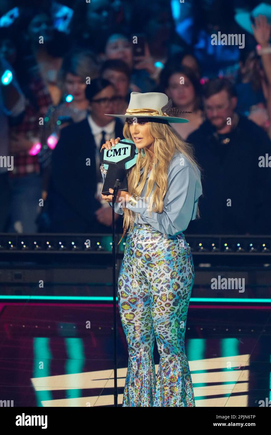 Il cantante LAINEY WILSON accetta un premio sul palco ai Country Music Television (CMT) Music Awards 2023 che si sono tenuti per la prima volta ad Austin, Texas, il 2 aprile 2023 al Moody Center prima che una folla si sia esaurita. Credit: Bob Daemmrich/Alamy Live News Foto Stock