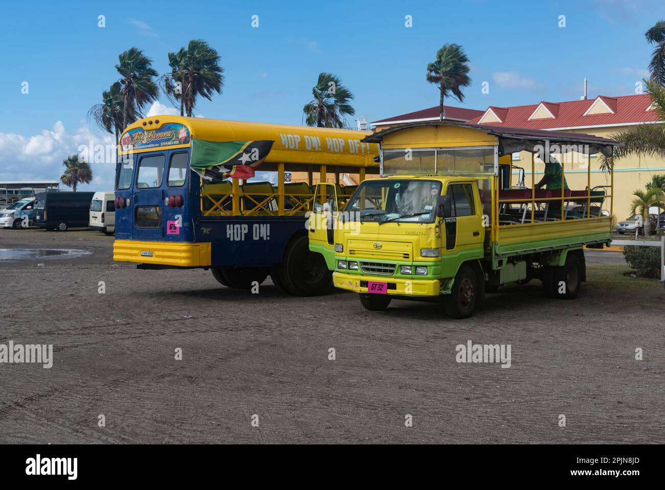 Autobus in attesa di turisti al porto. Basseterre, St. Kitts Foto Stock