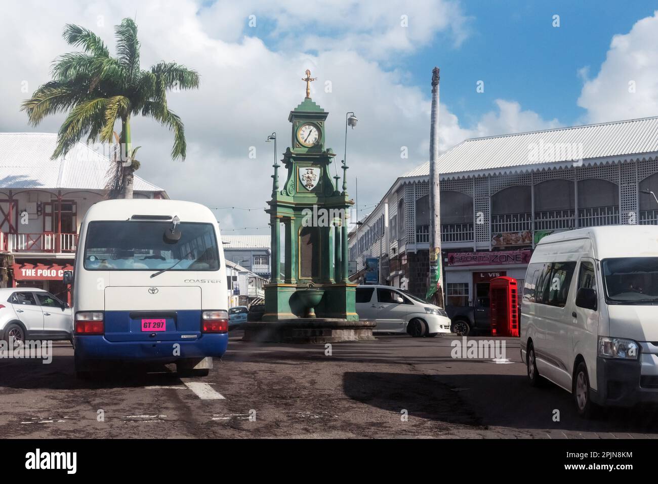 Torre dell'orologio Berkeley Memorial in stile vittoriano. Centro commerciale, Basseterre, St Kitts Foto Stock