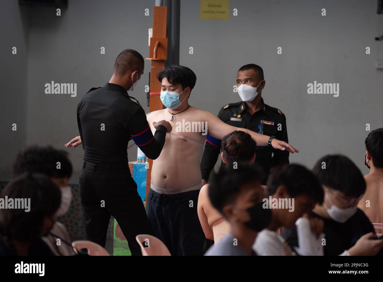 Un giovane viene sottoposto a un esame fisico durante un appello di riscatto militare presso la Wat Phai Tan School di Bangkok, il 2 aprile 2023. (Foto di Teera Noisakran / Pacific Press/Sipa USA) Foto Stock