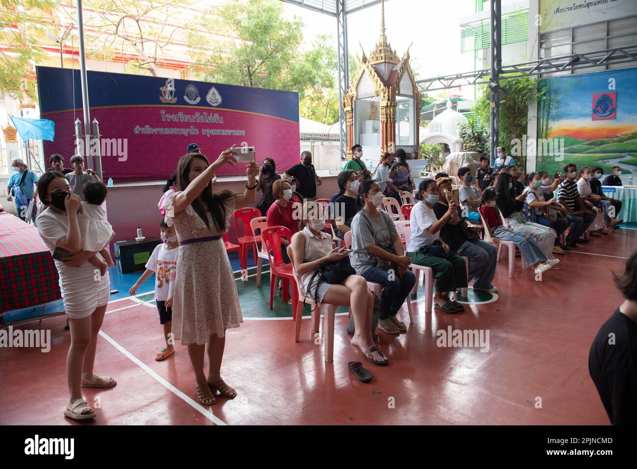 Famiglia dell'uomo thailandese una coscrizione militare venne a sostenere la Wat Phai Tan School di Bangkok il 2 aprile 2023. (Foto di Teera Noisakran / Pacific Press/Sipa USA) Foto Stock