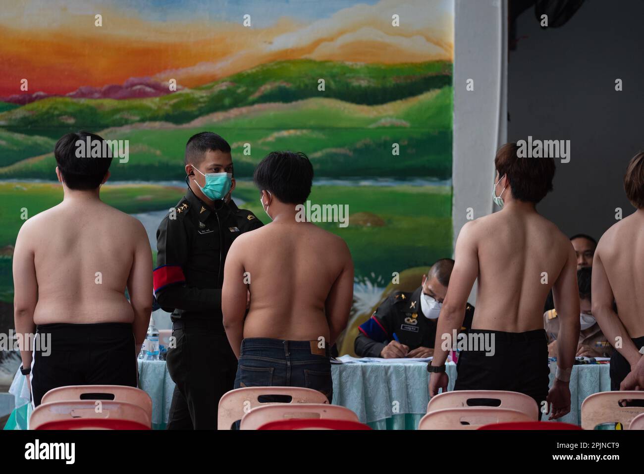 Un giovane viene sottoposto a un esame fisico durante un appello di riscatto militare presso la Wat Phai Tan School di Bangkok, il 2 aprile 2023. (Foto di Teera Noisakran / Pacific Press/Sipa USA) Foto Stock