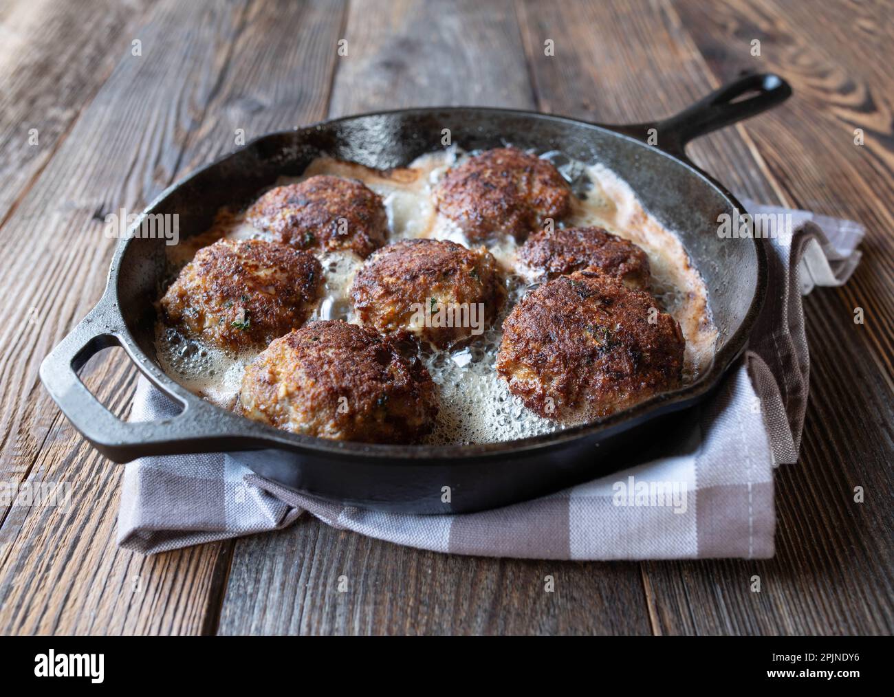 Le polpette si friggono in una padella con olio caldo Foto Stock