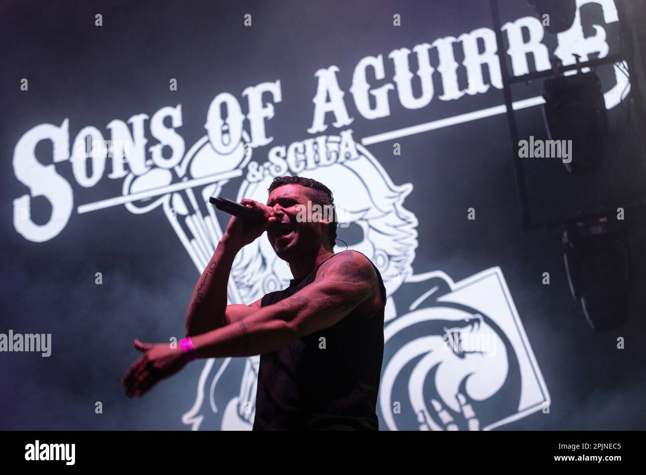 día sexto, uno dei cantanti di 'Sons of Aguirre & Scila' canta durante la presentazione del gruppo valenciano a Iruña Rock. Quinta edizione di Iruña Rock 2023. In questa seconda data del festival musicale di Pamplona, il genere rap è stato protagonista della serata. Il gruppo The Lizards ha aperto la giornata alle 4:00 sul palcoscenico principale della Navarra Arena seguita dai gruppi Huntza, figli di Aguirre & Scila, Lagrimas de Sangre, Ciudad Jara, Natos y Waor, Jarfaiter e Kaos Urbano. Sul palcoscenico alternativo c'erano cobarde, LILO, Javi Robles e MDR Madurga. Foto Stock