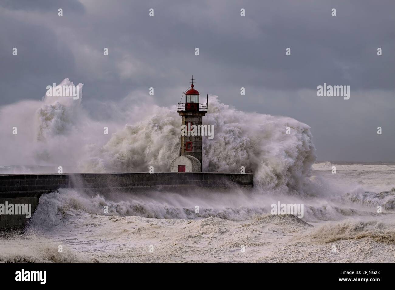 Tempesta al vecchio faro di foce del fiume, a nord del Portogallo. Foto Stock