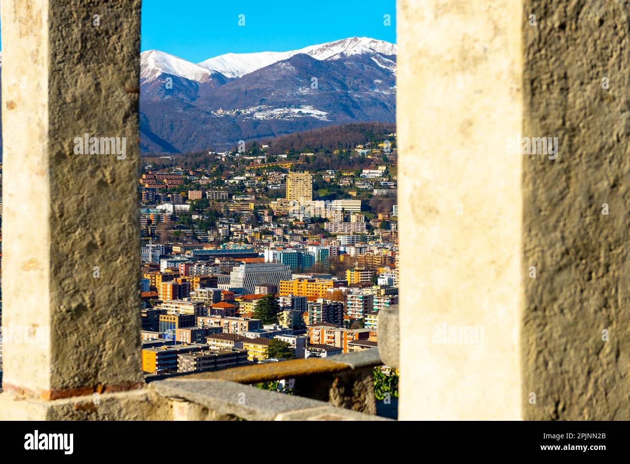 Colonna con paesaggio urbano con montagna innevata in una giornata di sole a Lugano, Ticino in Svizzera. Foto Stock Colonna con paesaggio urbano con montagna innevata in una giornata di sole a Lugano, Ticino in Svizzera. Foto Stock
