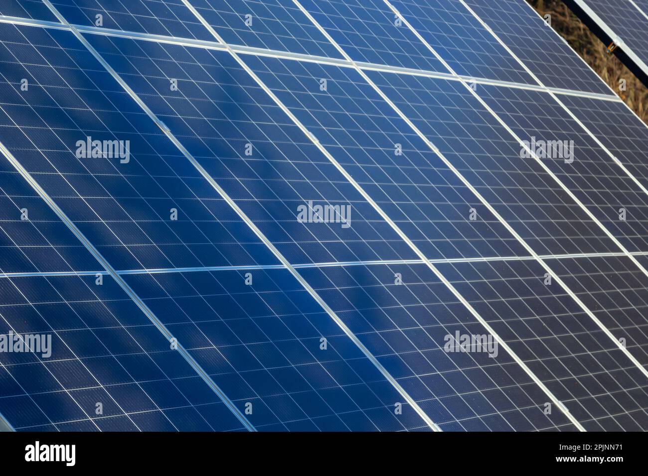 Primo piano della centrale di energia di fattoria di cella solare eco Technology.landscape di pannelli di cella solare in un impianto di energia fotovoltaica.Concept di risorse sostenibili a Foto Stock