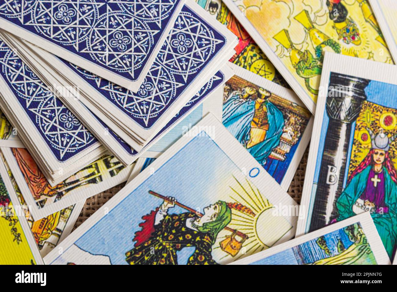 Sfondo con mucchio di carte tarocchi, il mazzo arcana maggiore. Fortuna che dice seance o rituale magico nero. Spaventate la vita ferma con occulto ed esoteri Foto Stock