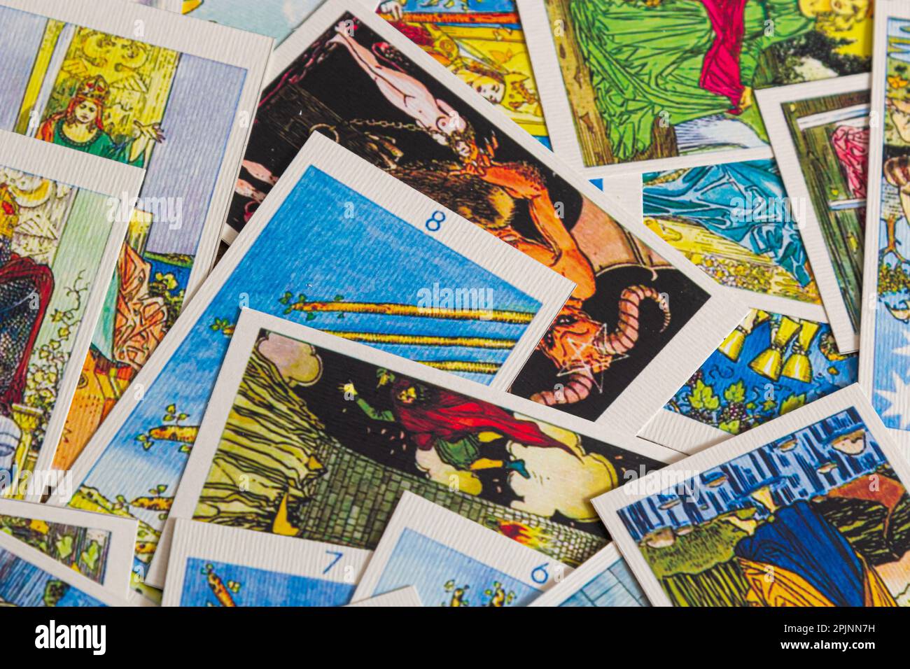 Sfondo con mucchio di carte tarocchi, il mazzo arcana maggiore. Fortuna che dice seance o rituale magico nero. Spaventate la vita ferma con occulto ed esoteri Foto Stock