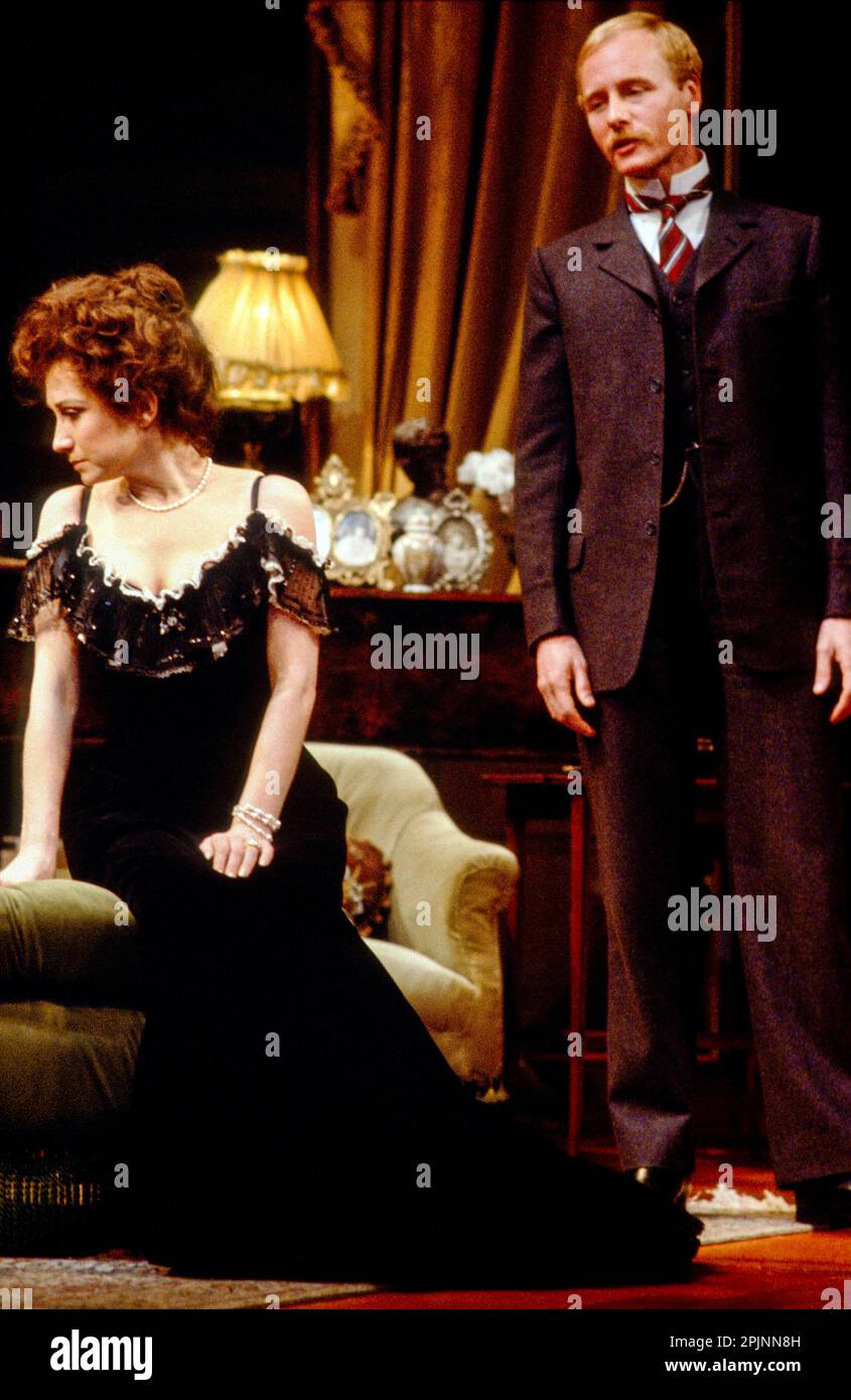 Felicity Kendal (Paula Jarman), Nicholas Jones (Capitano Hugh Ardale) nella SECONDA SIGNORA TANQUERAY di Arthur Wing Pinero al Lyttelton Theatre, National Theatre (NT), Londra SE1 15/12/1981 design: Carl Toms illuminazione: Leonard Tucker regista: Michael Rudman Foto Stock