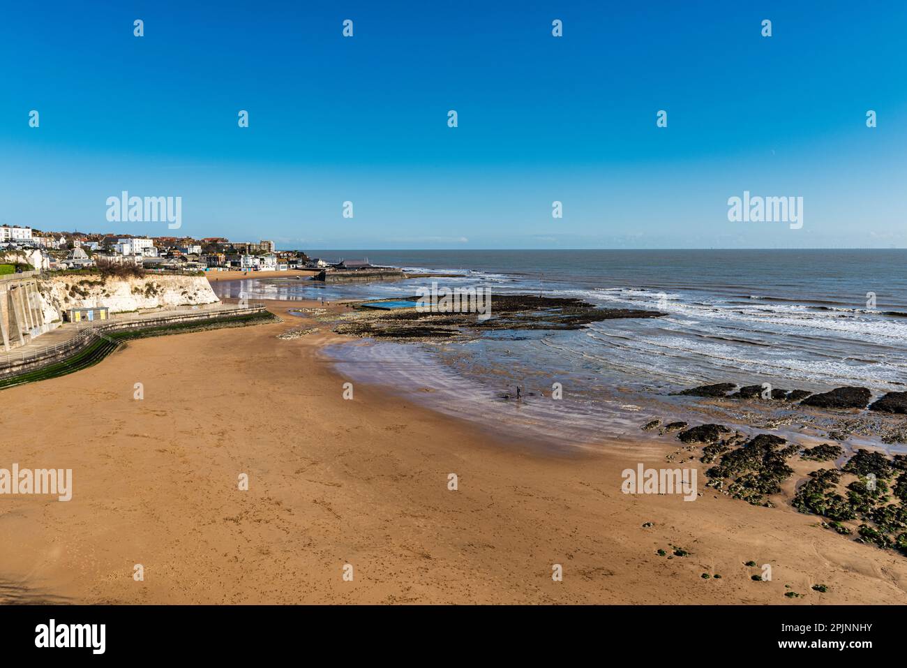 Broadstairs Beach nel Kent, Inghilterra, in una bella giornata di sole primaverile Foto Stock