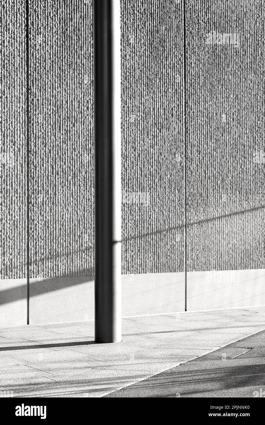 Dettaglio della facciata in bianco e nero. Wood Wharf, Londra, Regno Unito. Architetto: Stanton Williams, 2021. Foto Stock