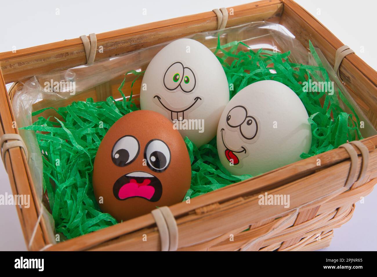 due uova bianche che ne proiettano una marrone Foto Stock