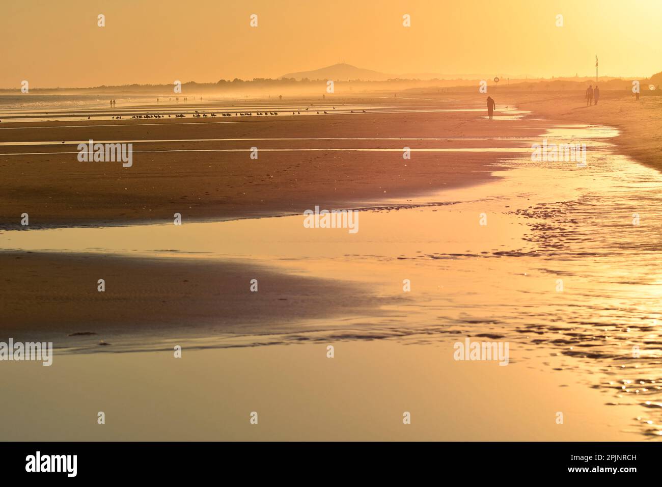 Spiaggia di Monte Gordo al tramonto, costa atlantica Algarve Portogallo meridionale. Foto Stock