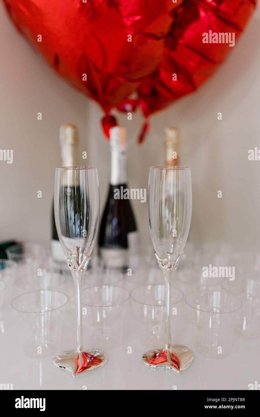 un calice di champagne sul tavolo delle feste Foto Stock