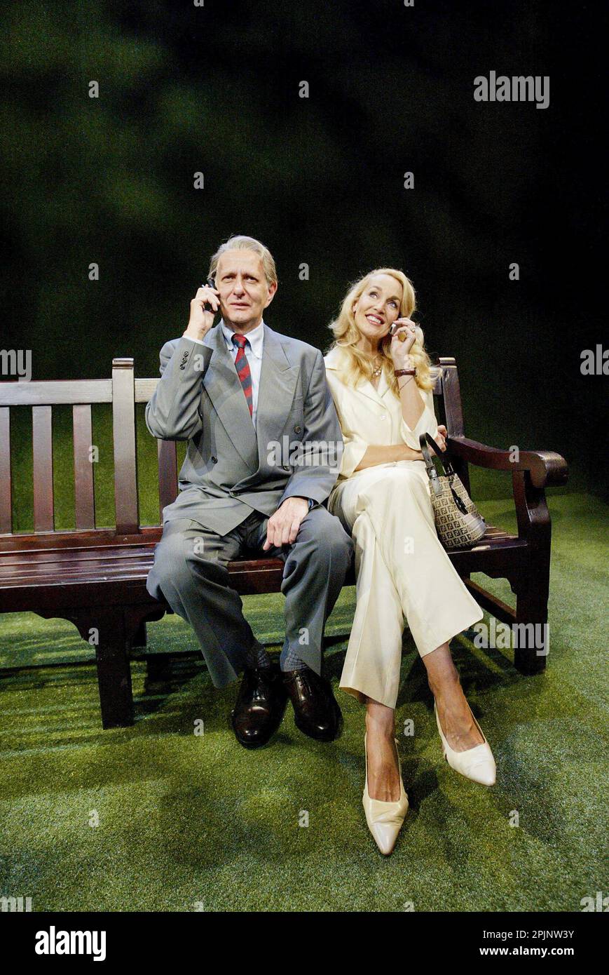 Harry Ditson (Courtney Henderson), Jerry Hall (Sugar Moran) in BENCHMARK di Bud Shrake & Michael Rudman al New End Theatre, Londra NW3 13/09/2002 design: Paul Farnsworth regista: Michael Rudman Foto Stock