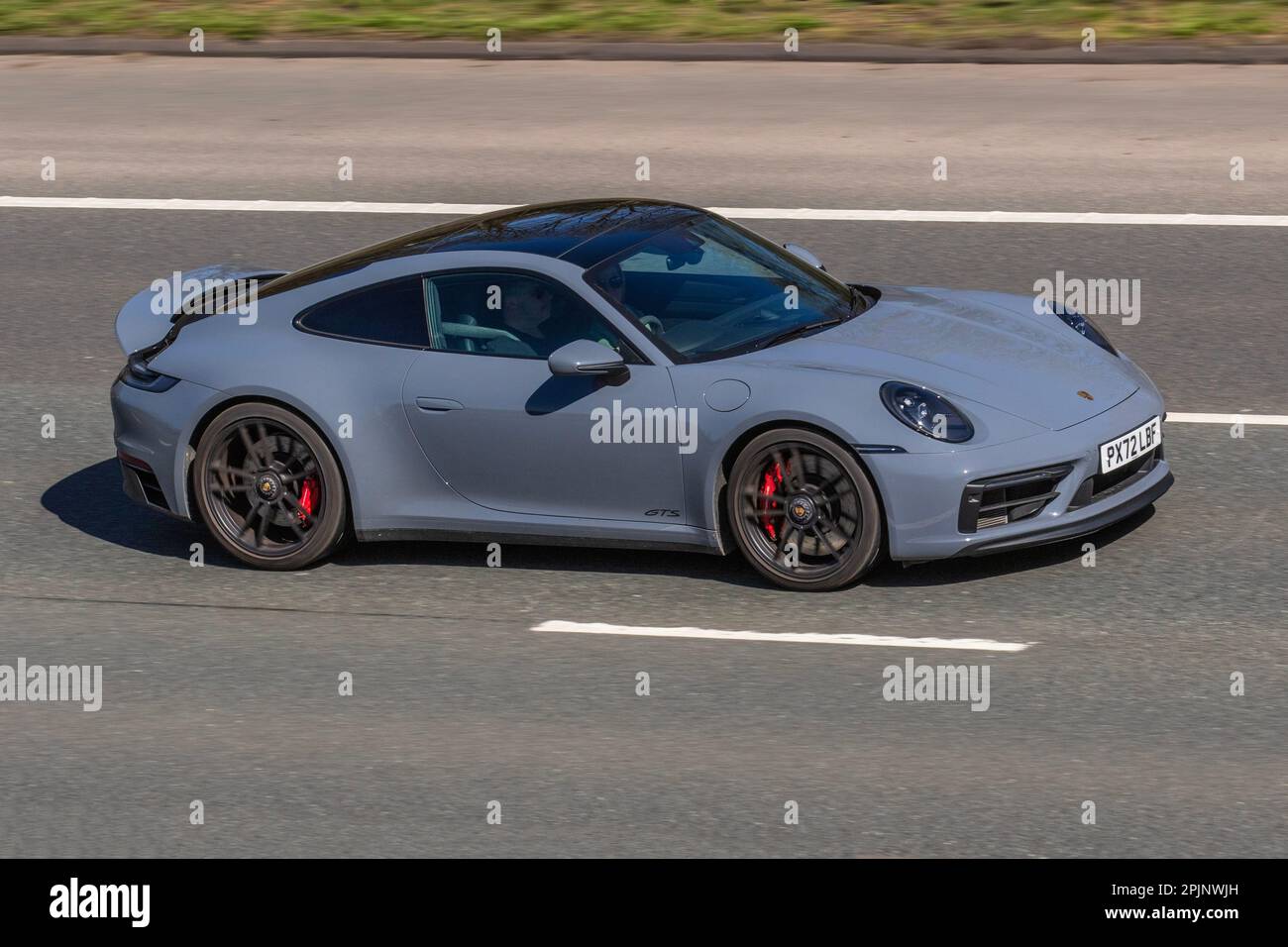 2022 Grey PORSCHE 911 CARRERA GTS S-A 2961cc benzina manuale a 7 marce; viaggiando sull'autostrada M61, Regno Unito Foto Stock