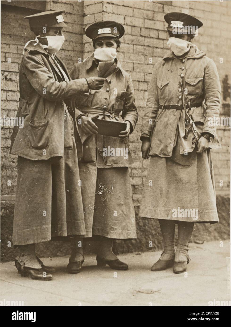 I conduttori femminili delle auto da strada indossano maschere per proteggere se stessi e i loro passeggeri dall'influenza spagnola mortale, New York, NY, 10/16/1918. (Foto di NARA) Foto Stock