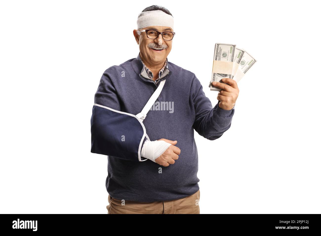Uomo maturo sorridente con un braccio rotto e bendaggio sulla testa tenendo pile di denaro isolato su sfondo bianco Foto Stock