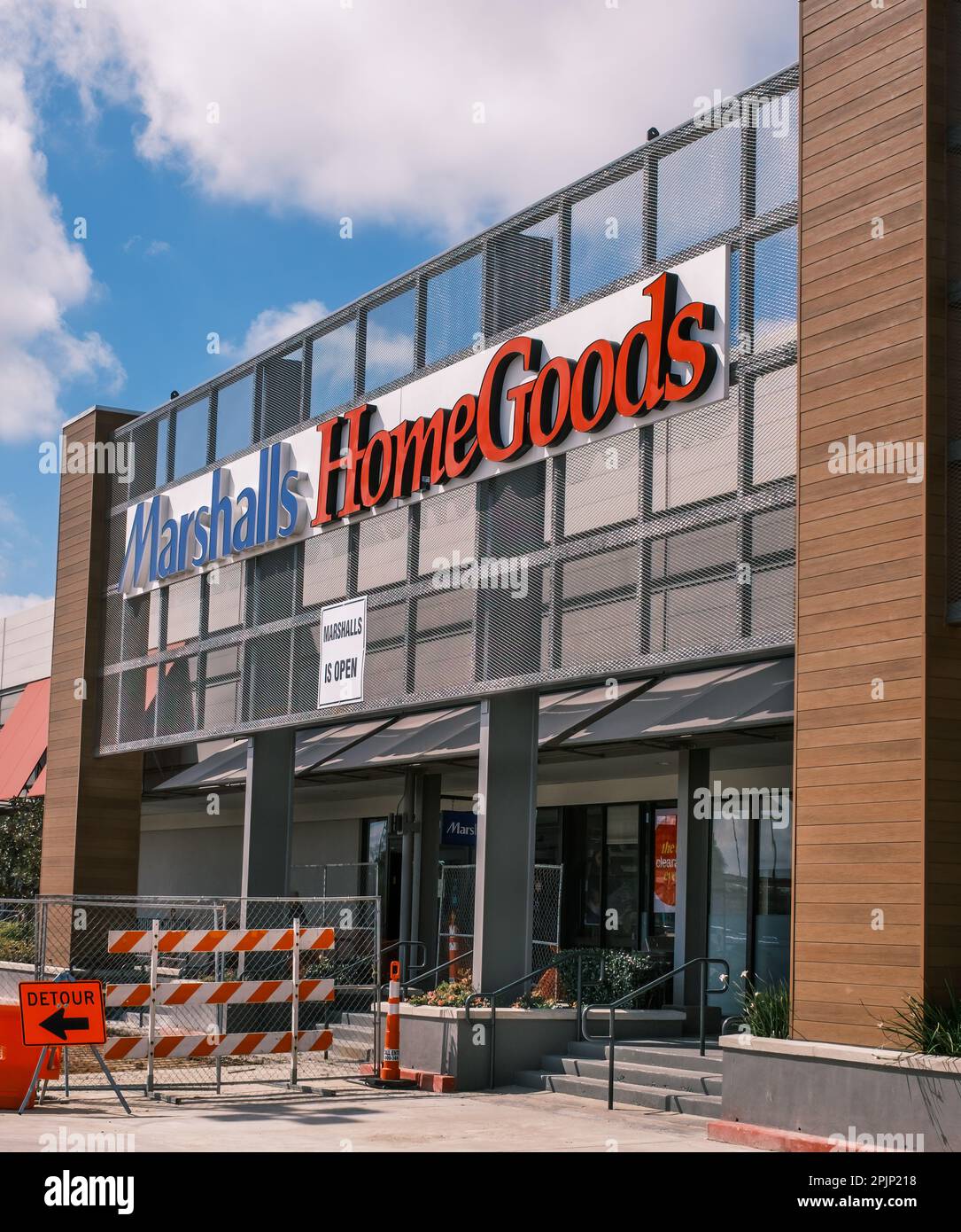 NEW ORLEANS, LA, USA - 23 MARZO 2023: Davanti al negozio Marshalls Home Goods nel centro commerciale Elmwood Foto Stock