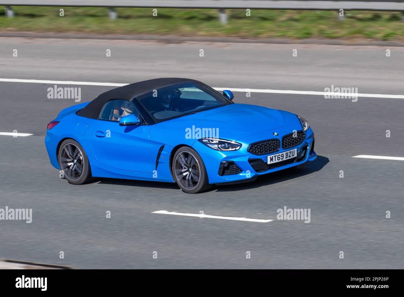 BMW Z4 SDRIVE301 M SPORT 2019 blu 1998 cc benzina automatica a 8 marce, con capote a 2 posti. Auto sportiva ; viaggiando sull'autostrada M61, Regno Unito Foto Stock