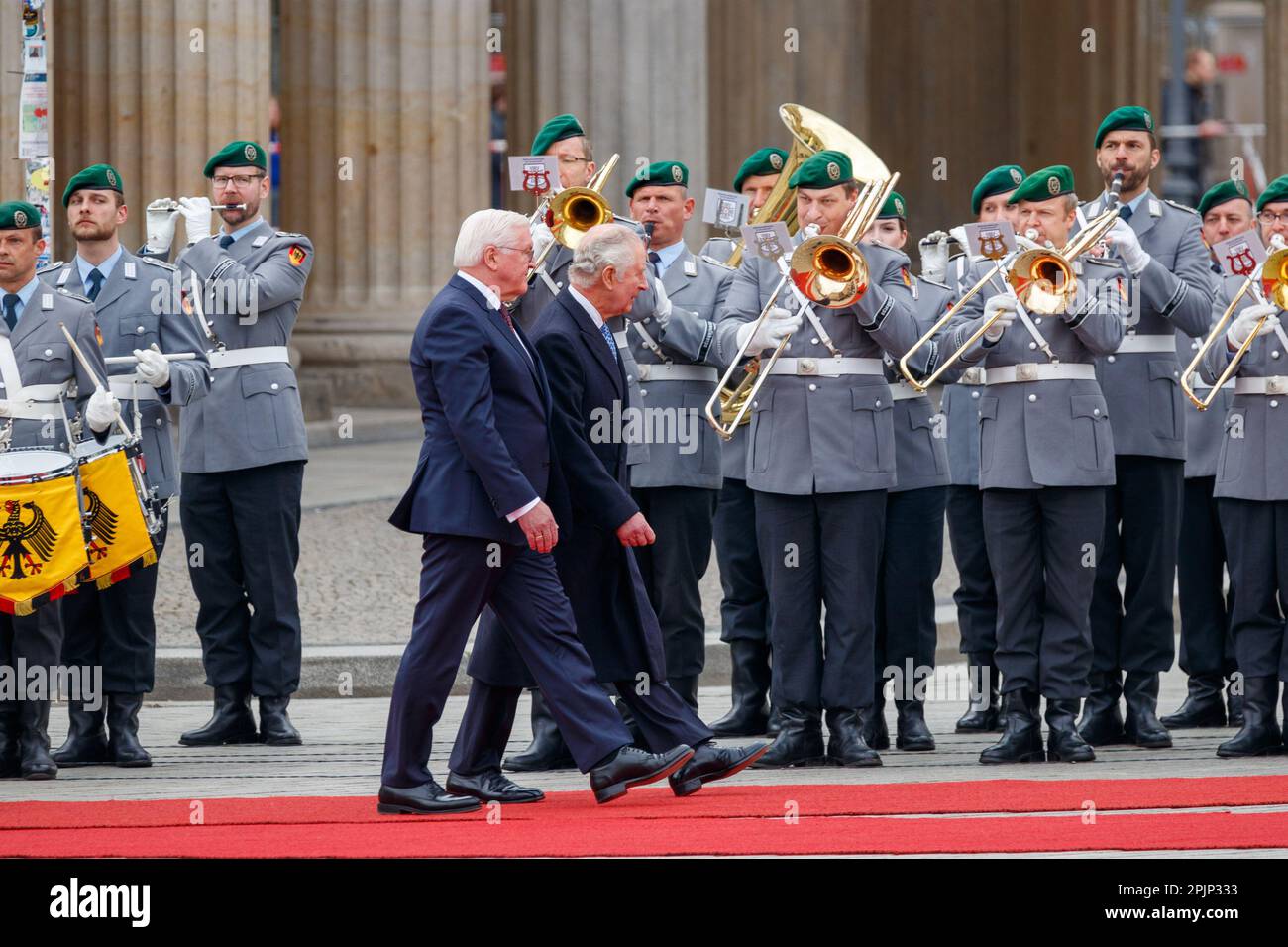 Ehrenformation am Brandenburger Tor: Bundespräsident Frank-Walter Steinmeier mit König Charles III Foto Stock