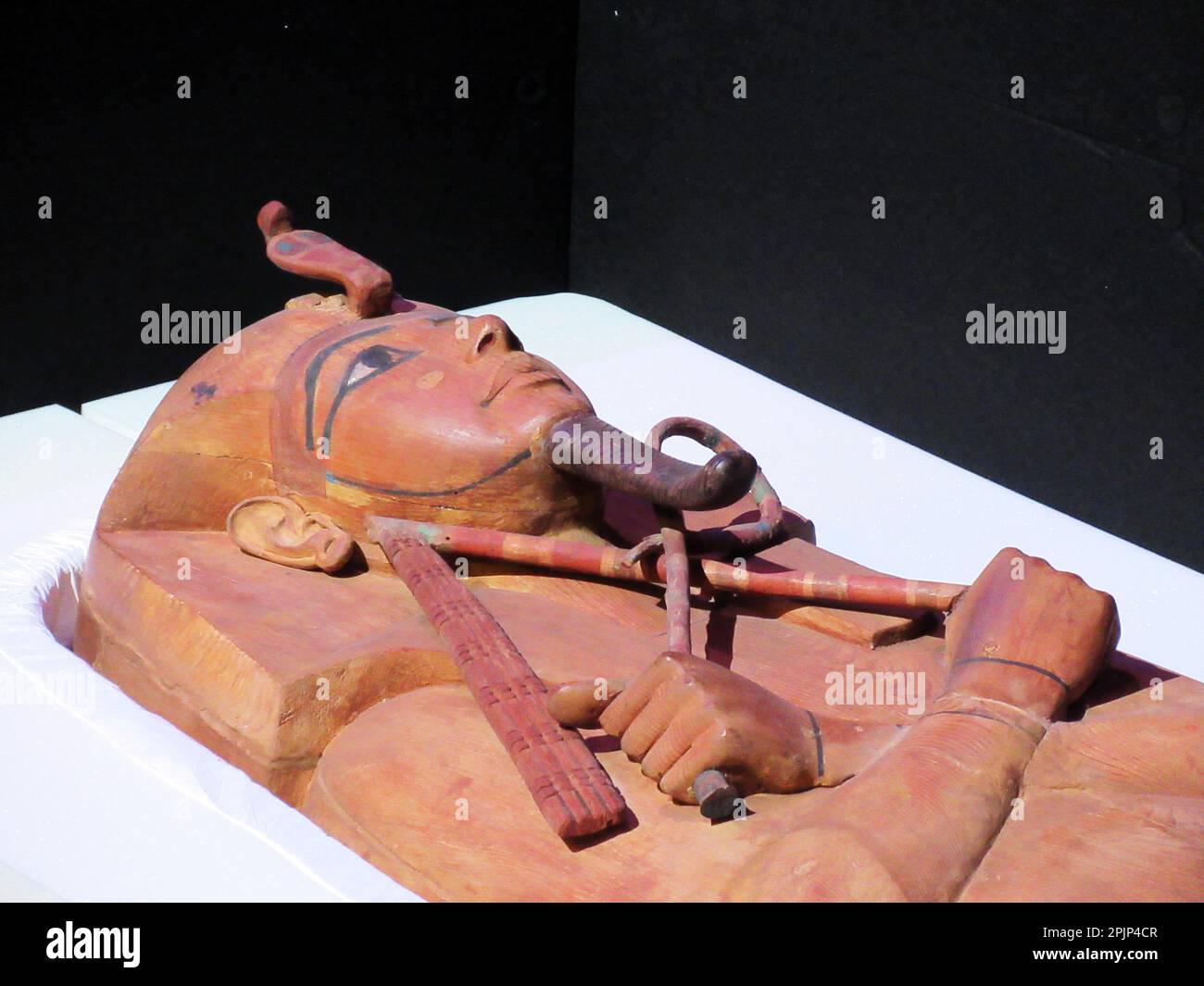 Parigi, Francia. 03rd Apr, 2023. Il sarcofago di Ramses II è esposto nella Grande Halle de la Villette in una cassa di trasporto. L'importante sovrano dell'Antico Egitto sarà in mostra a Parigi come parte della mostra itinerante 'Ramses e l'oro dei Faraoni'. Credit: Sabine Glaubitz/dpa/Alamy Live News Foto Stock