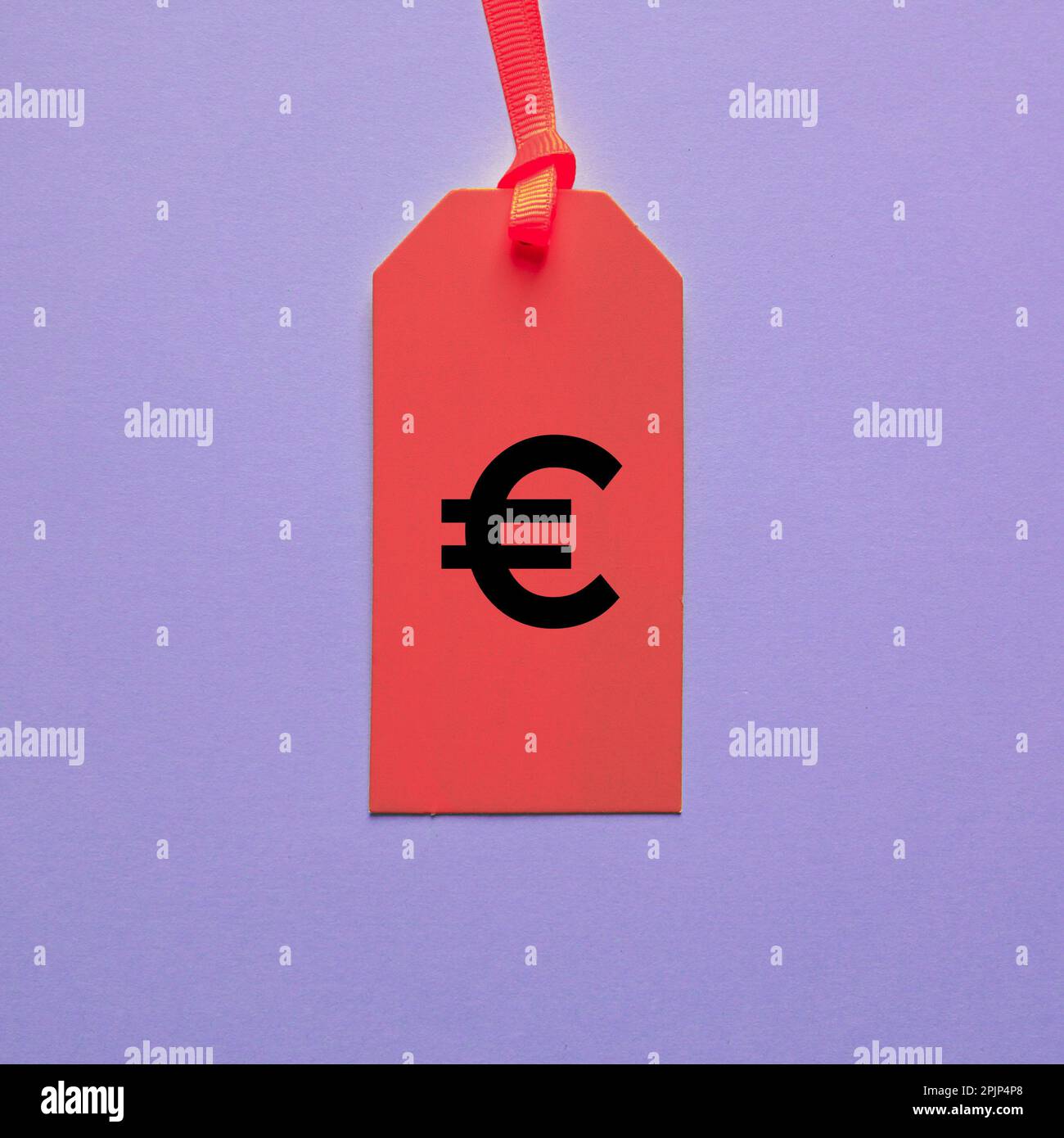 simbolo dell'euro sul cartellino rosso per le vendite Foto Stock