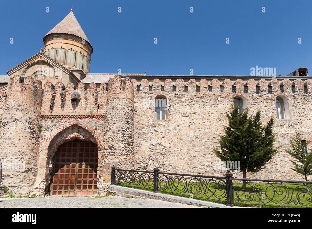 La cupola della Chiesa della Trasfigurazione si trova dietro le mura fortificate in pietra del Monastero di Samtavro. Mtskheta, Georgia Foto Stock