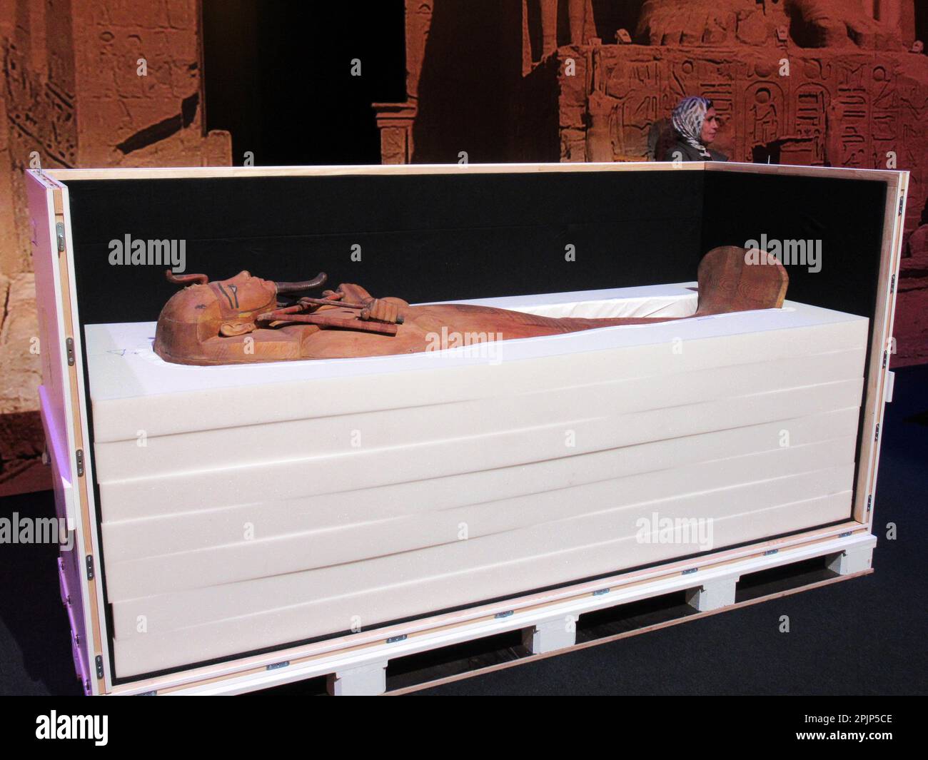 Parigi, Francia. 03rd Apr, 2023. Il sarcofago di Ramses II è esposto nella Grande Halle de la Villette in una cassa di trasporto. L'importante sovrano dell'Antico Egitto sarà in mostra a Parigi come parte della mostra itinerante 'Ramses e l'oro dei Faraoni'. Credit: Sabine Glaubitz/dpa/Alamy Live News Foto Stock