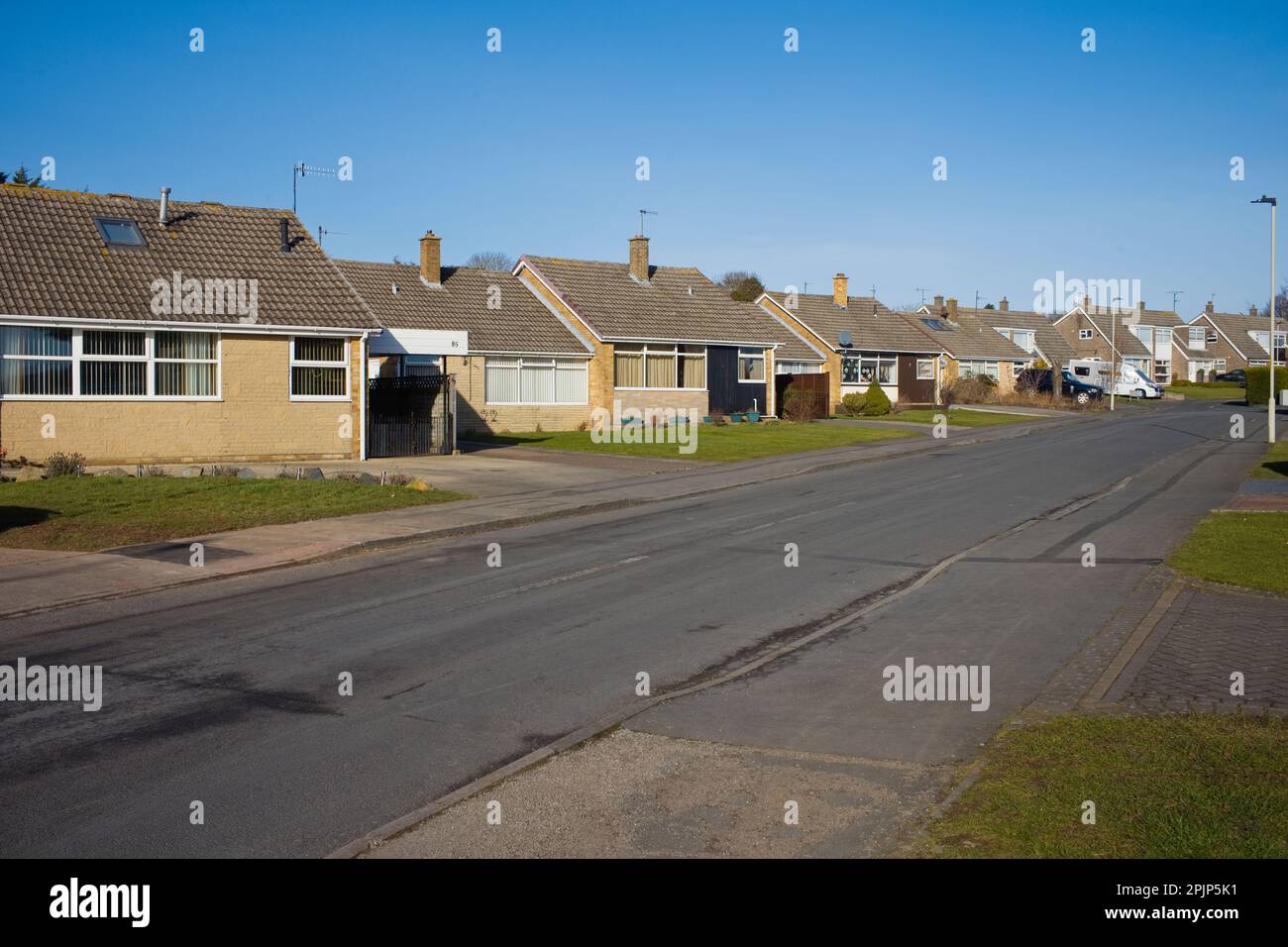 Strada di bungalow in Byward Drive nella zona Seamer di Scarborough Foto Stock