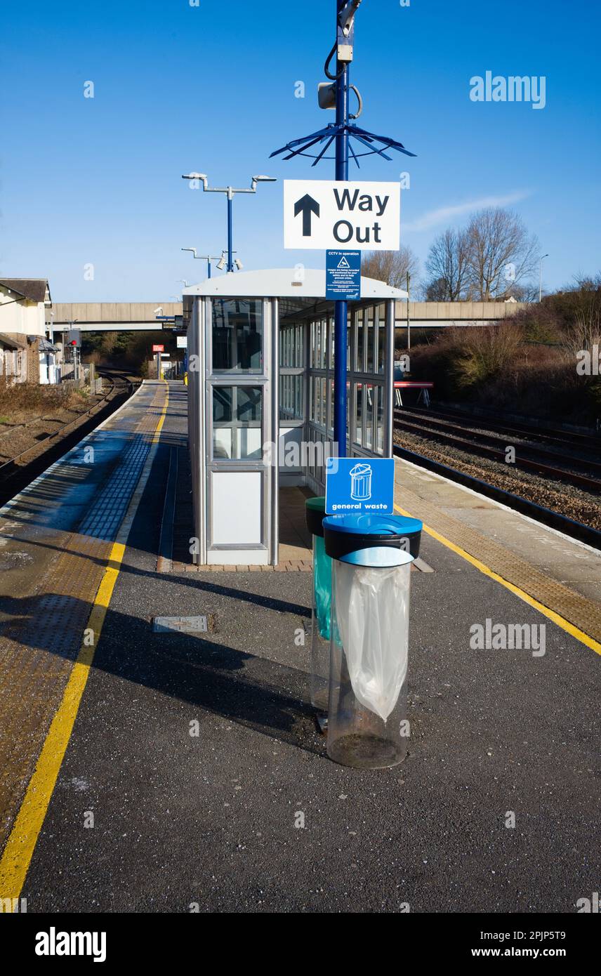 La stazione ferroviaria di Seamer si trova al centro di entrambi i binari. I passeggeri devono attraversare la linea per raggiungere la piattaforma Foto Stock