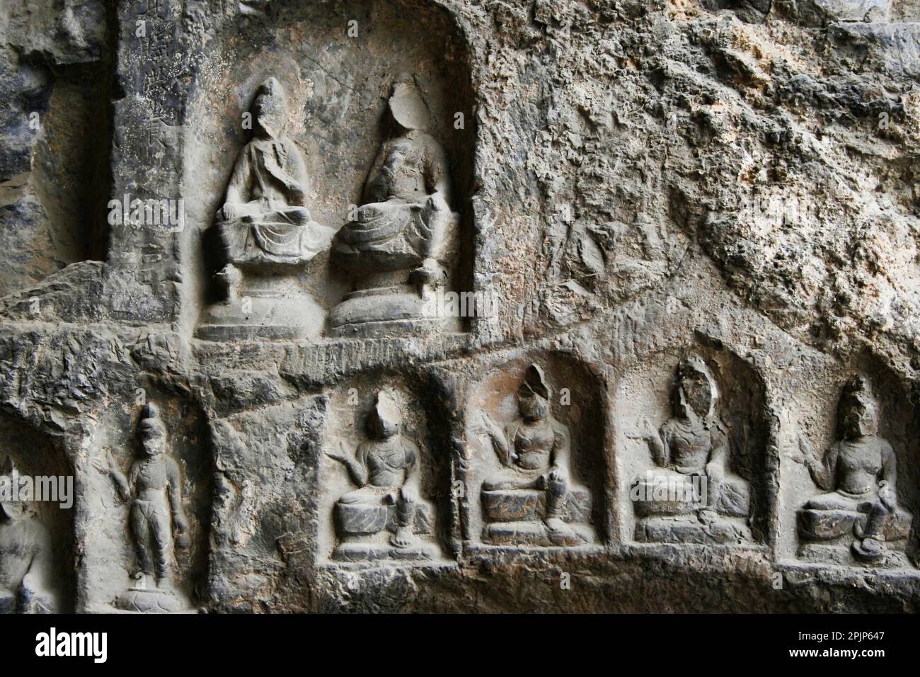 Le Grotte di Longmen sono una serie di santuari rocciosi in cui sono raffigurati soggetti buddisti, un sito patrimonio dell'umanità dell'UNESCO è uno dei siti più famosi di Chin Foto Stock