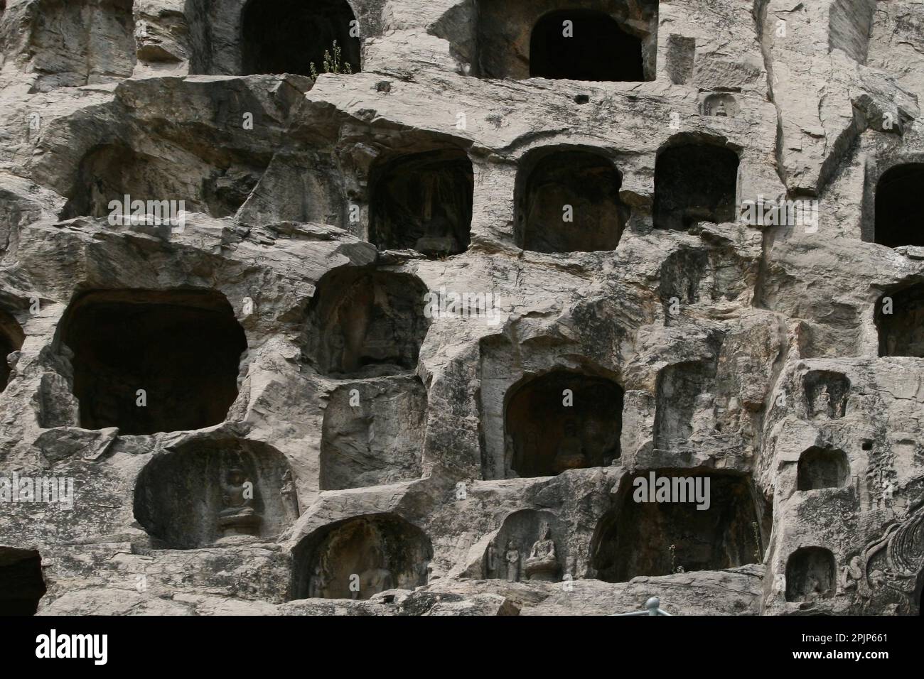Le Grotte di Longmen sono una serie di santuari rocciosi in cui sono raffigurati soggetti buddisti, un sito patrimonio dell'umanità dell'UNESCO è uno dei siti più famosi di Chin Foto Stock