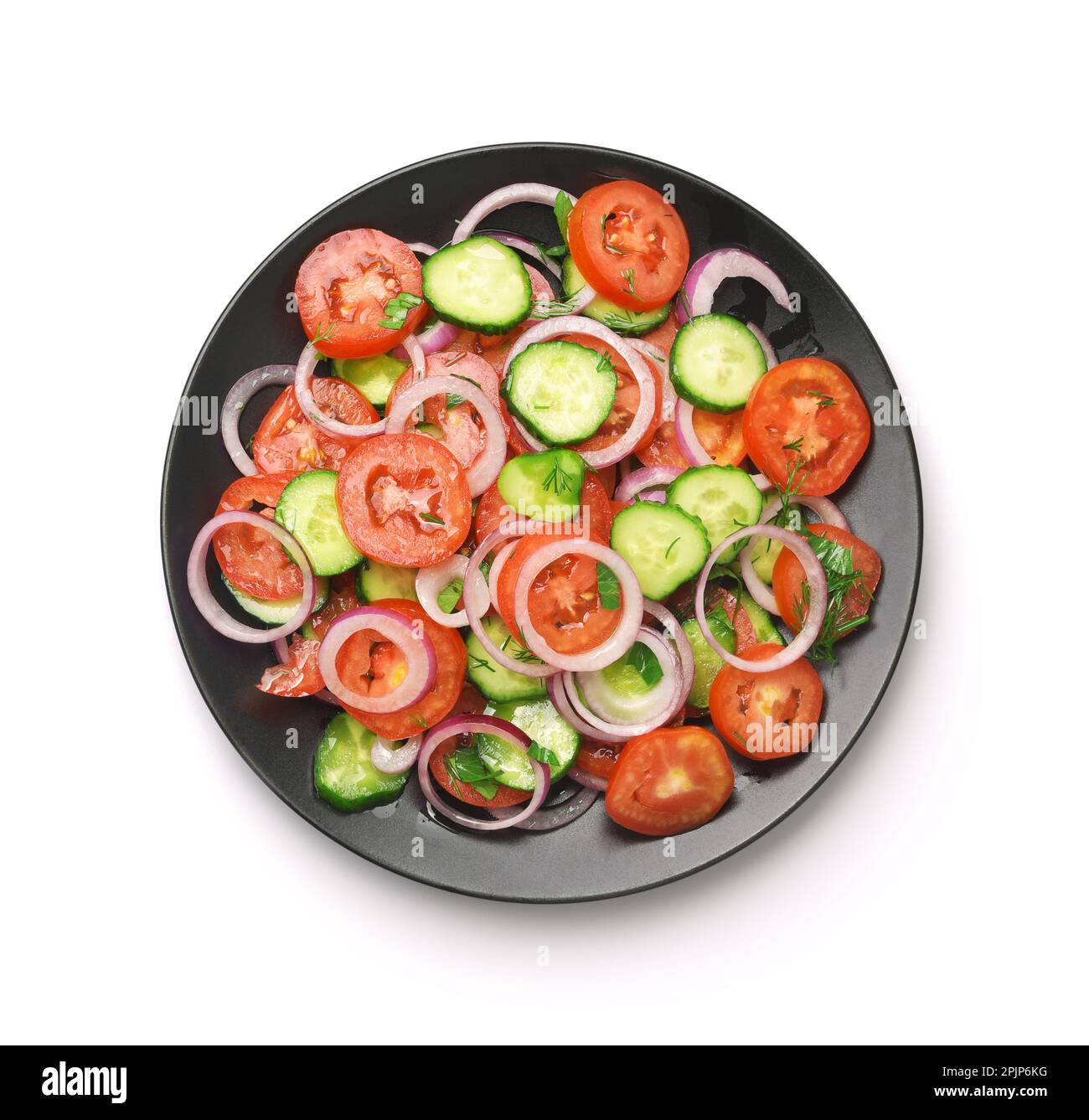 Vista dall'alto di insalata di verdure fresche di cetriolo di pomodoro in piastra nera isolata su bianco Foto Stock