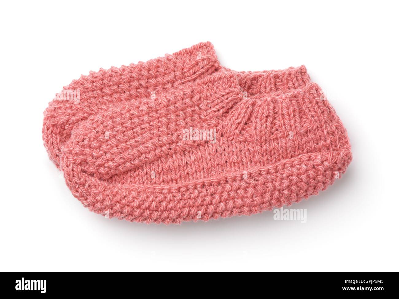 Vista laterale di calzini in lana rosa lavorati a mano isolati su bianco Foto Stock