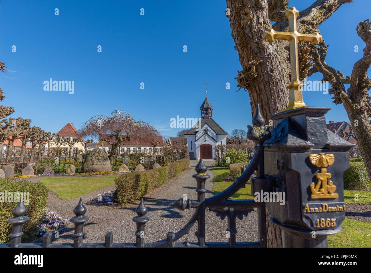 Cappella e cimitero storico del 1863, vecchio villaggio di pescatori di Holm, città di Schleswig sul fiordo di Schlei, Schleswig-Holstein, Germania del Nord, Europa Foto Stock