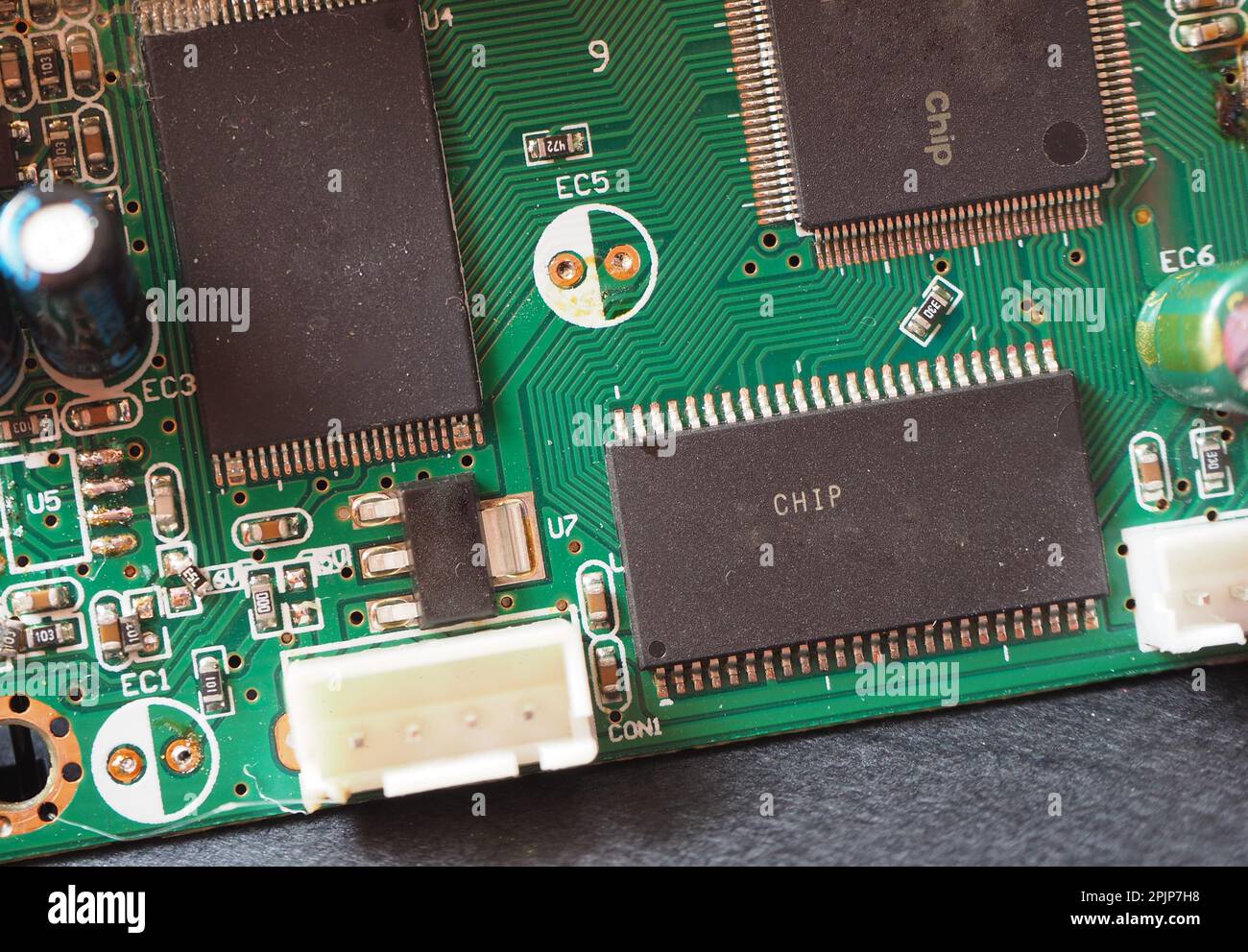 Chip a montaggio superficiale con la parola chip su di esso. Concetto di semiconduttore e microchip. Background dell'industria elettronica. Foto Stock