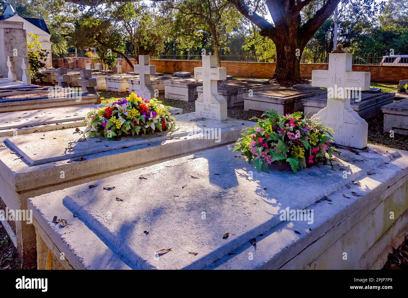 Il sole tramonta sulle tombe nel cimitero di Malbis presso la Malbis Memorial Church, 7 gennaio 2023, a Daphne, Alabama. Foto Stock